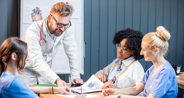 Các bạn sinh viên Cao Đẳng Dược có thể làm việc tại các doanh nghiệp, cơ sở y tế