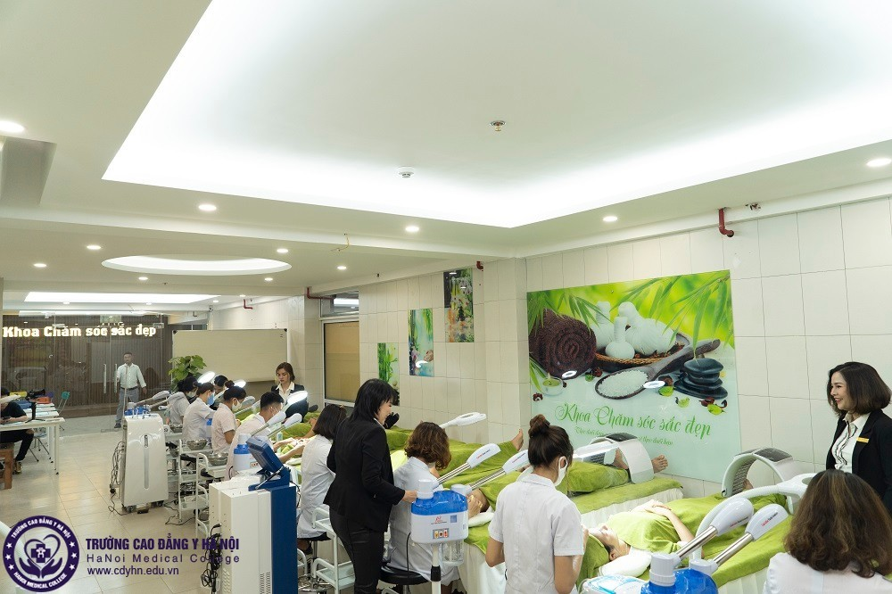 Sinh viên học Cao đẳng thẩm mỹ được trang bị đầy đủ kiến thức chuyên môn