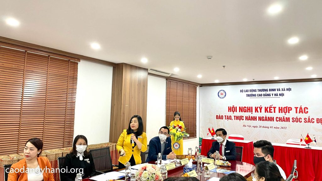 ThS. Đinh Thị Thúy Quỳnh – Phó Trưởng phòng QLĐT_CTHSSV lên giới thiệu về chương trình đào tạo trình độ cao đẳng cũng như các chương trình ngắn hạn ngành Chăm sóc sắc đẹp