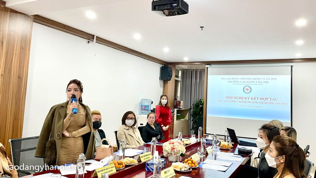 Bà Phạm Lê Thu Hiền – CEO Viện thẩm mỹ quốc tế Jin Hae phát biểu ý kiến