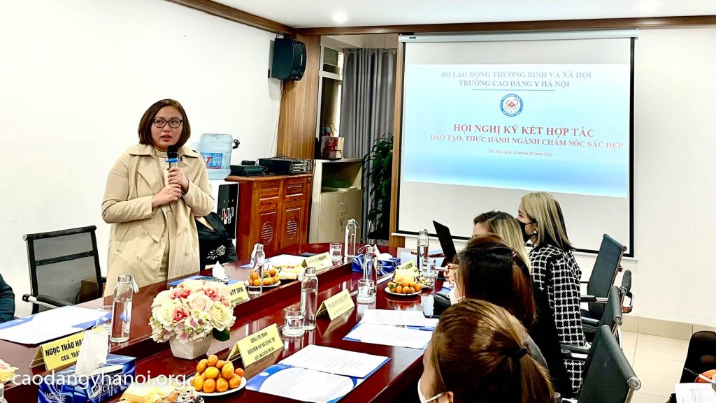 Bà Trần Anh Phương – CEO SViệt Beauty Spa đóng góp ý kiến