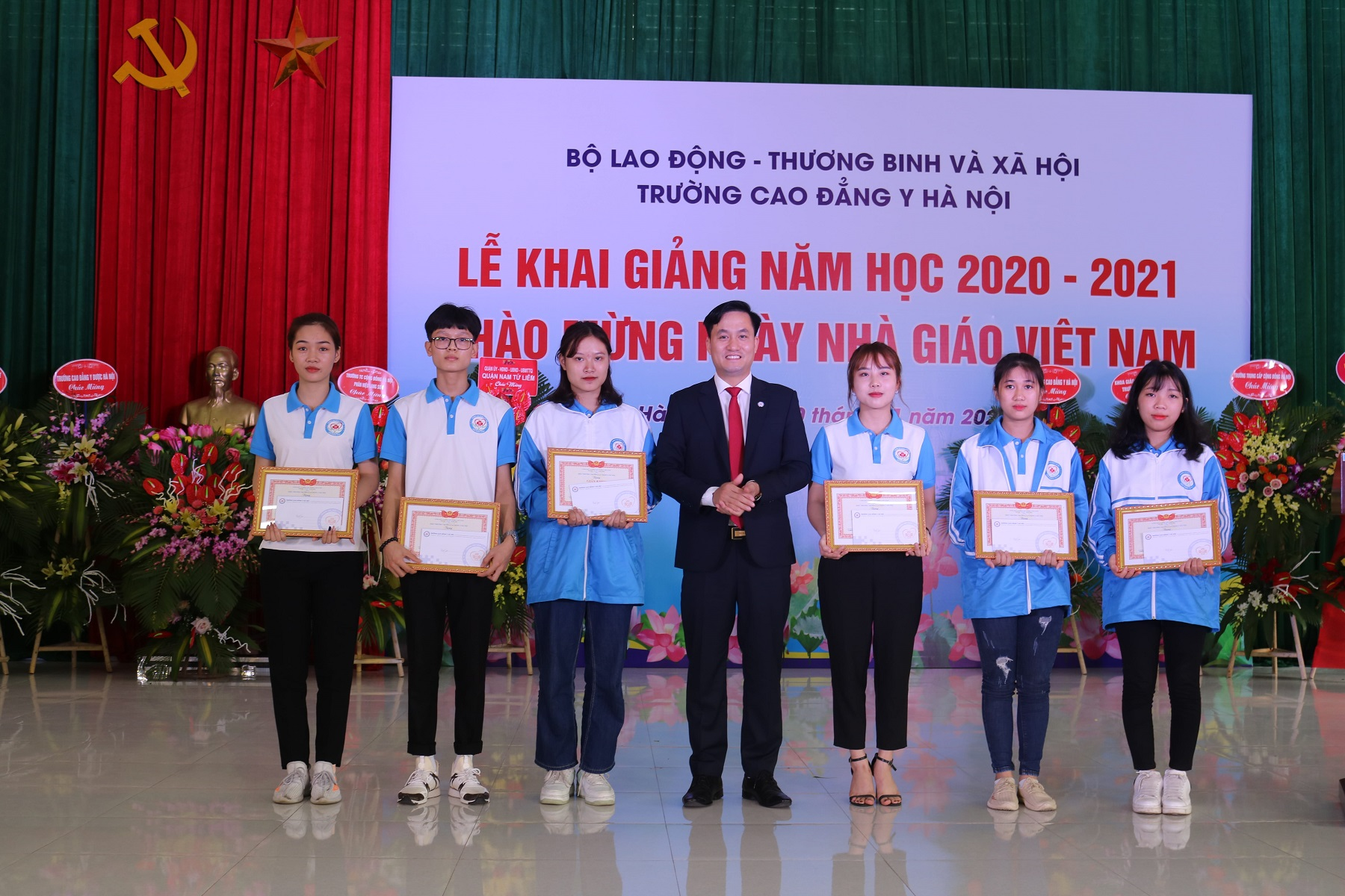 Lễ khai giảng năm học 2020 - 2021 với những phần quà dành tặng sinh viên có kết quả đầu vào cao nhất