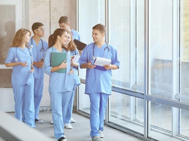 Nghề điều dưỡng rất vất vả, áp lực