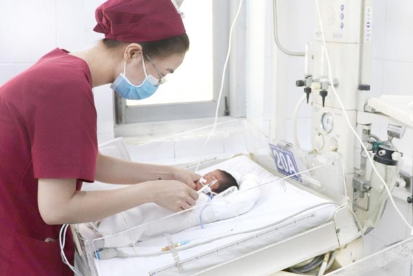 Nhân viên điều dưỡng hộ sinh