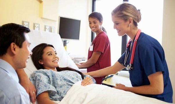 Nụ cười, ánh mắt yêu thương sẽ khiến người bệnh thấy vui hơn