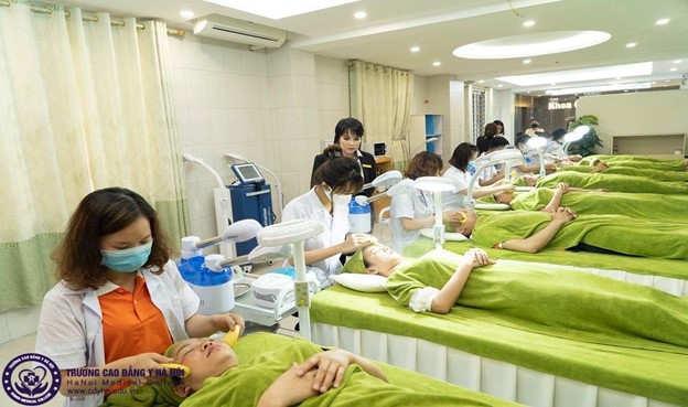 Sinh viên học thực hành tại Trường