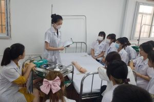 So sánh Cao đẳng Dược và Cao đẳng Điều dưỡng