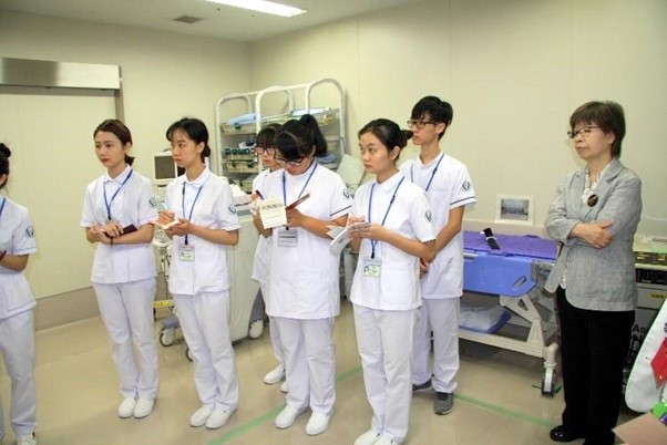 Luôn lắng nghe và ghi chép lại những điều mà các bác sĩ, điều dưỡng viên chỉ dẫn