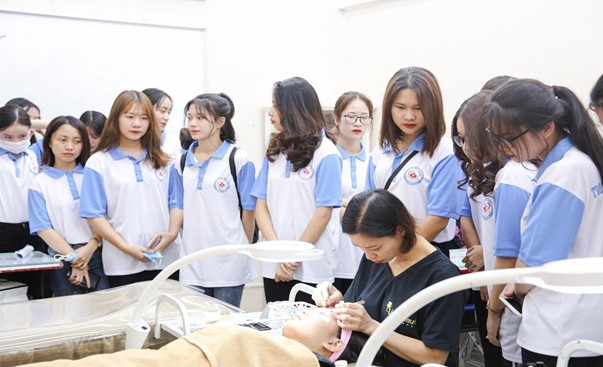 Sinh viên học thực tế tại các cơ sở liên kết của Nhà Trường