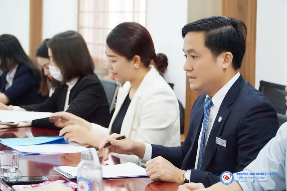 Thầy Bùi Kiến Thiết – Phó Hiệu trưởng, cùng đại diện Khoa chăm sóc sắc đẹp Trường Cao đẳng Hà Nội tại lễ ký kết 