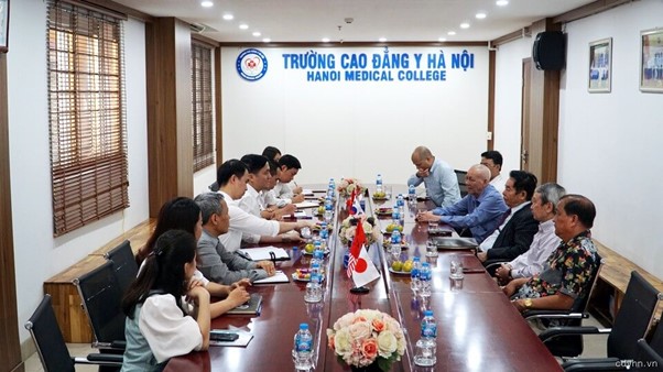 Đại diện văn phòng bang Hessen – CHLB Đức tại Việt Nam thăm và làm việc tại Trường Cao đẳng Y Hà Nội (HMC)