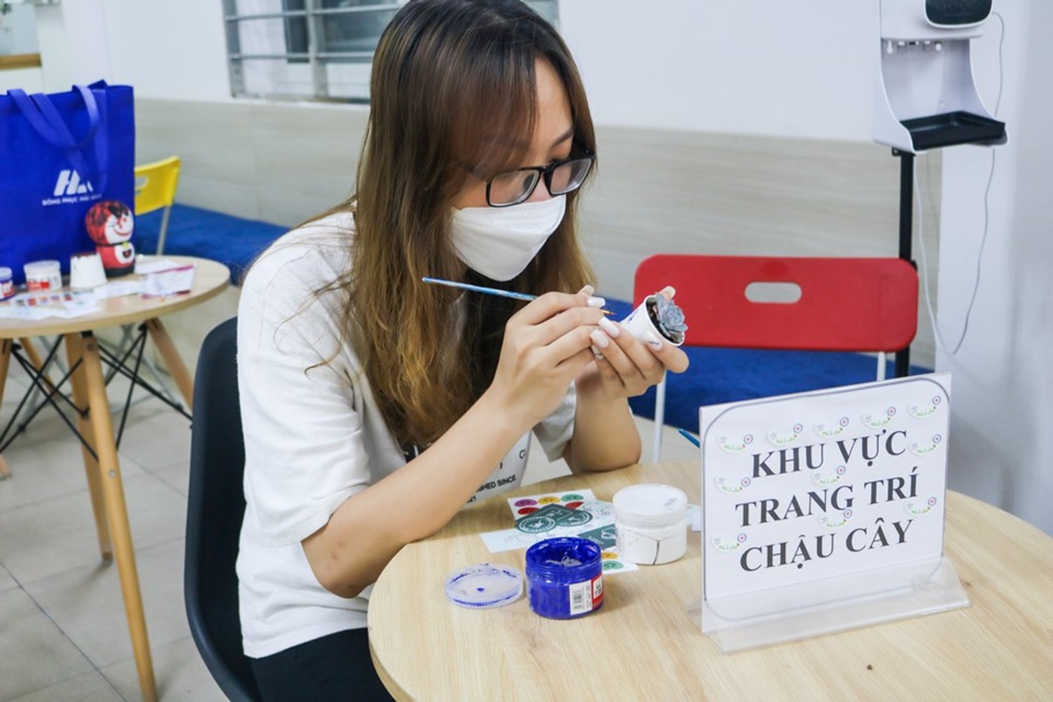 Người tham gia được miễn phí bút mực và có khu vực riêng để trang trí chậu cây theo ý thích