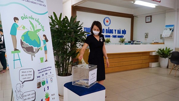 Cán bộ, giảng viên HMC ủng hộ qũy vì môi trường