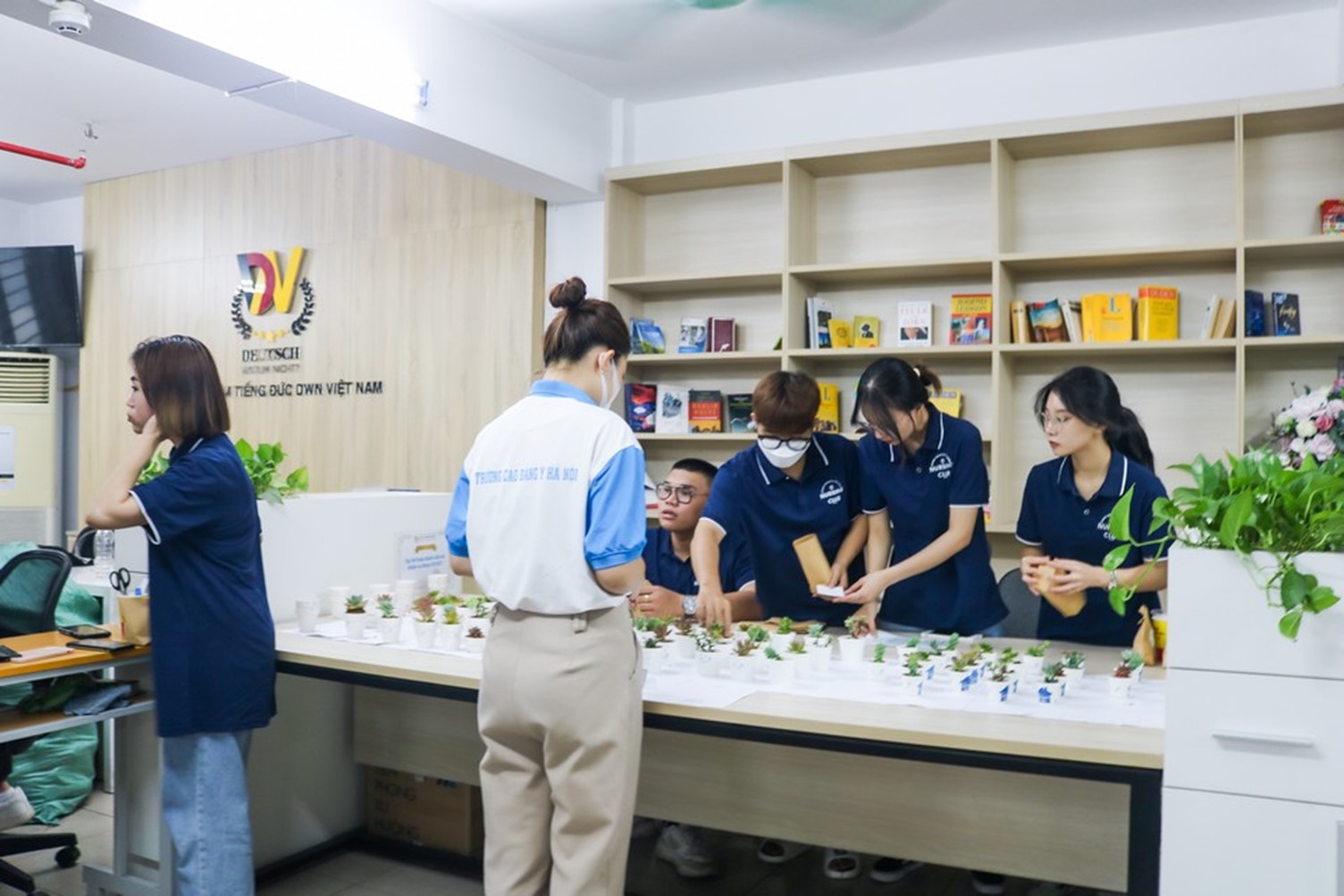 Cô giáo trẻ xinh đẹp của khoa Chăm sóc sắc đẹp ghé thăm chương trình