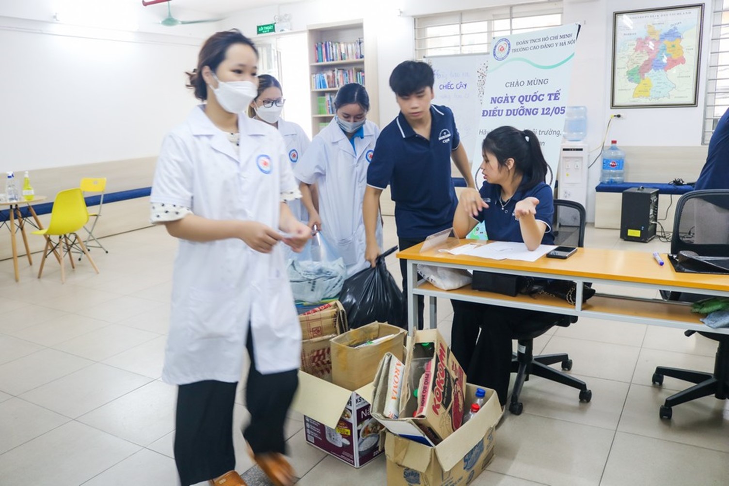 Những thùng hộp rác được mang đến chương trình để đổi lấy cây xanh