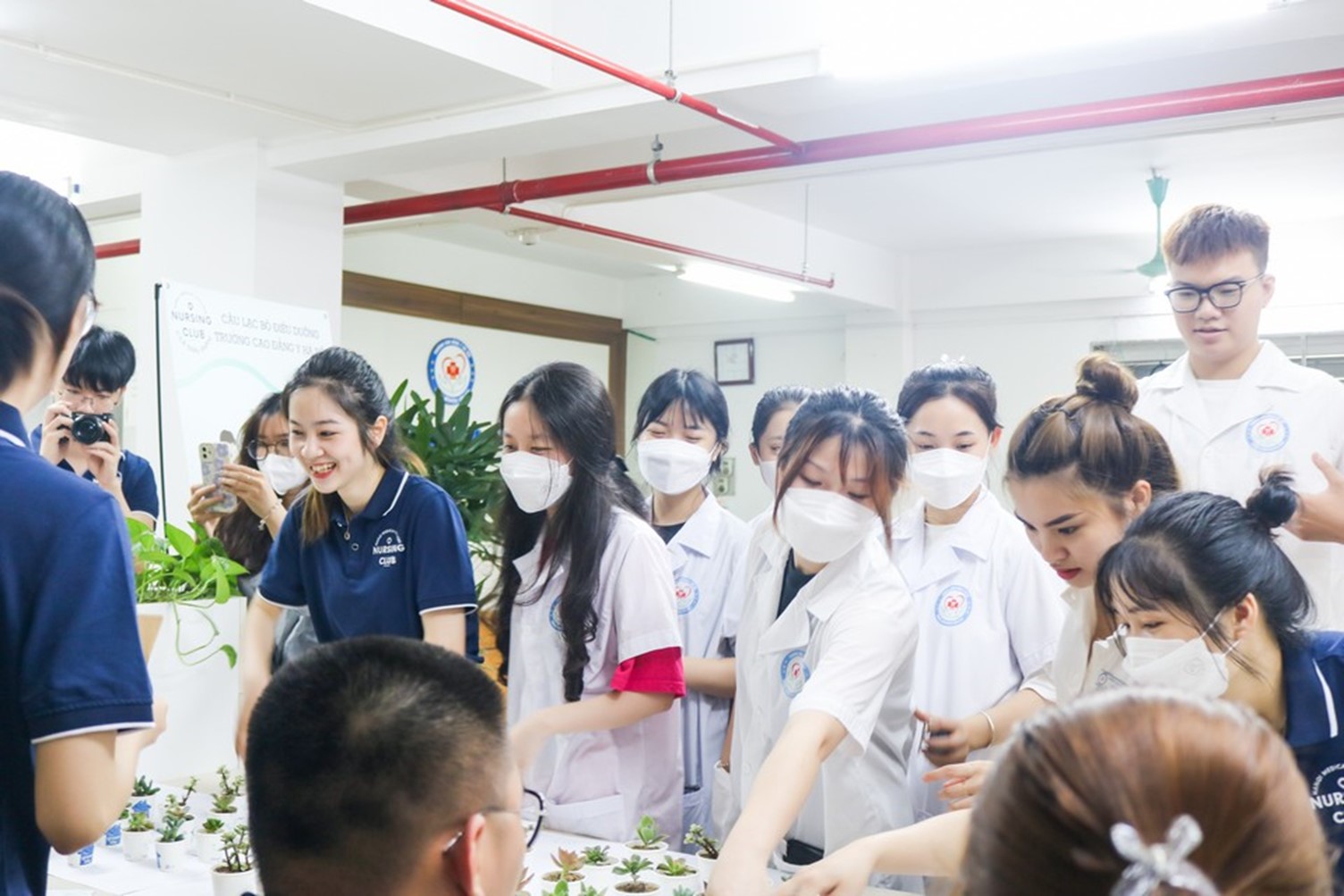 Sinh viên HMC đổi rác lấy cây tại sảnh lớn