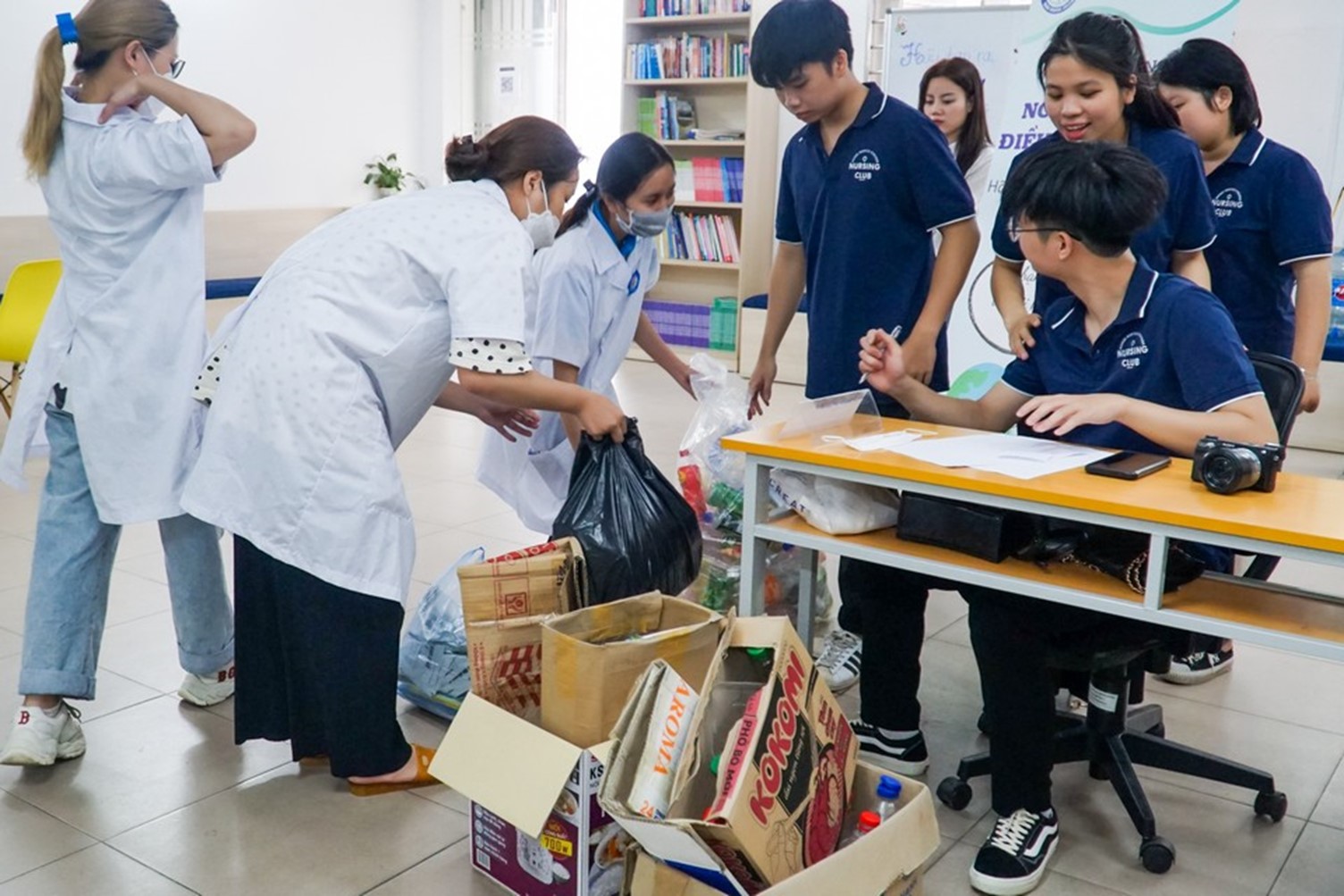 Sinh viên HMC mang rác tới đổi lấy cây