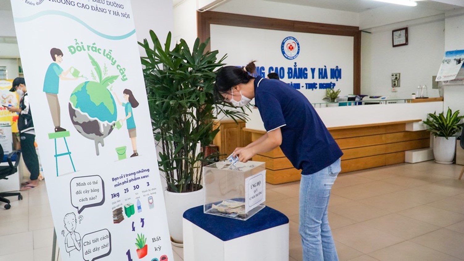 Sinh viên HMC ủng hộ qũy vì môi trường