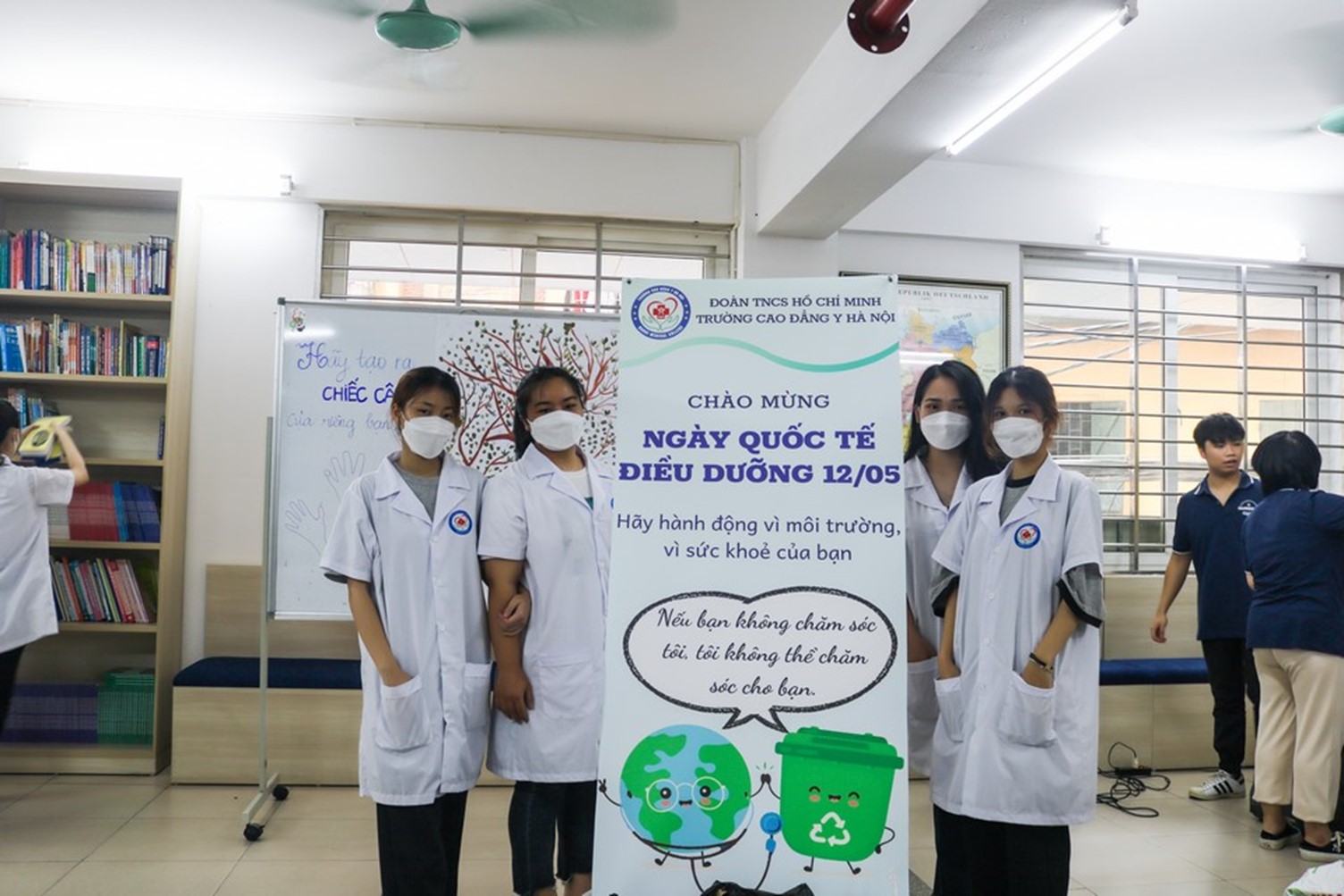 Sinh viên trong trường tham gia đổi rác lấy cây rất tích cực