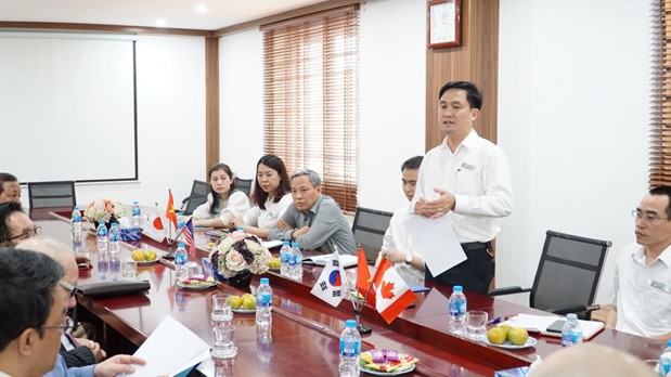 ThS. Bùi Kiến Thiết – Phó Hiệu trưởng giới thiệu và trao đổi tại buổi làm việc.