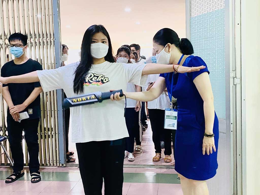 Kiểm tra thí sinh bằng máy quét an ninh trong kỳ thi đánh giá năng lực chuyên biệt tại Trường ĐH Sư phạm TP.HCM. Đây là một biện pháp ngăn ngừa gian lận khi thi