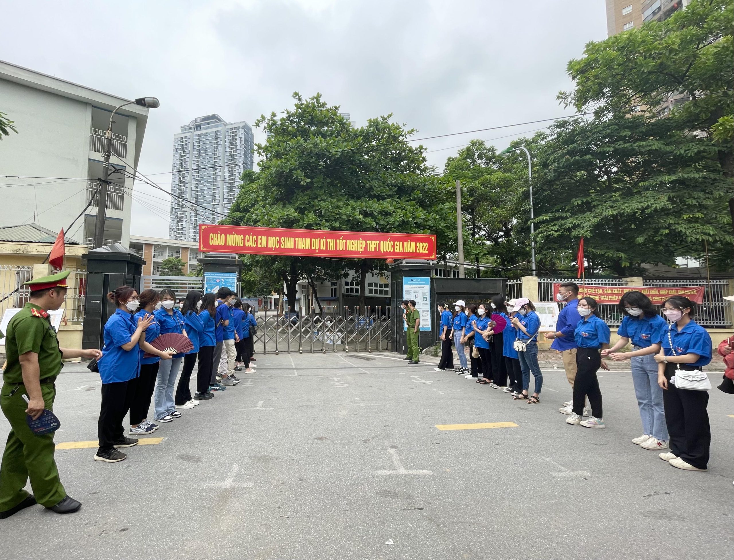 Các tình nguyện viên có mặt từ sớm để hỗ trợ các thí sinh