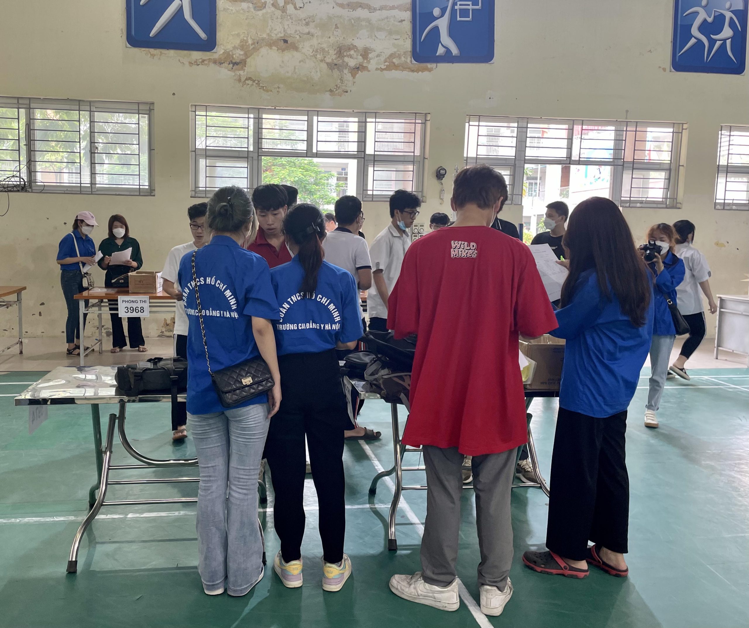 Đội hình tiếp sức cho thí sinh chuẩn bị vào phòng thi