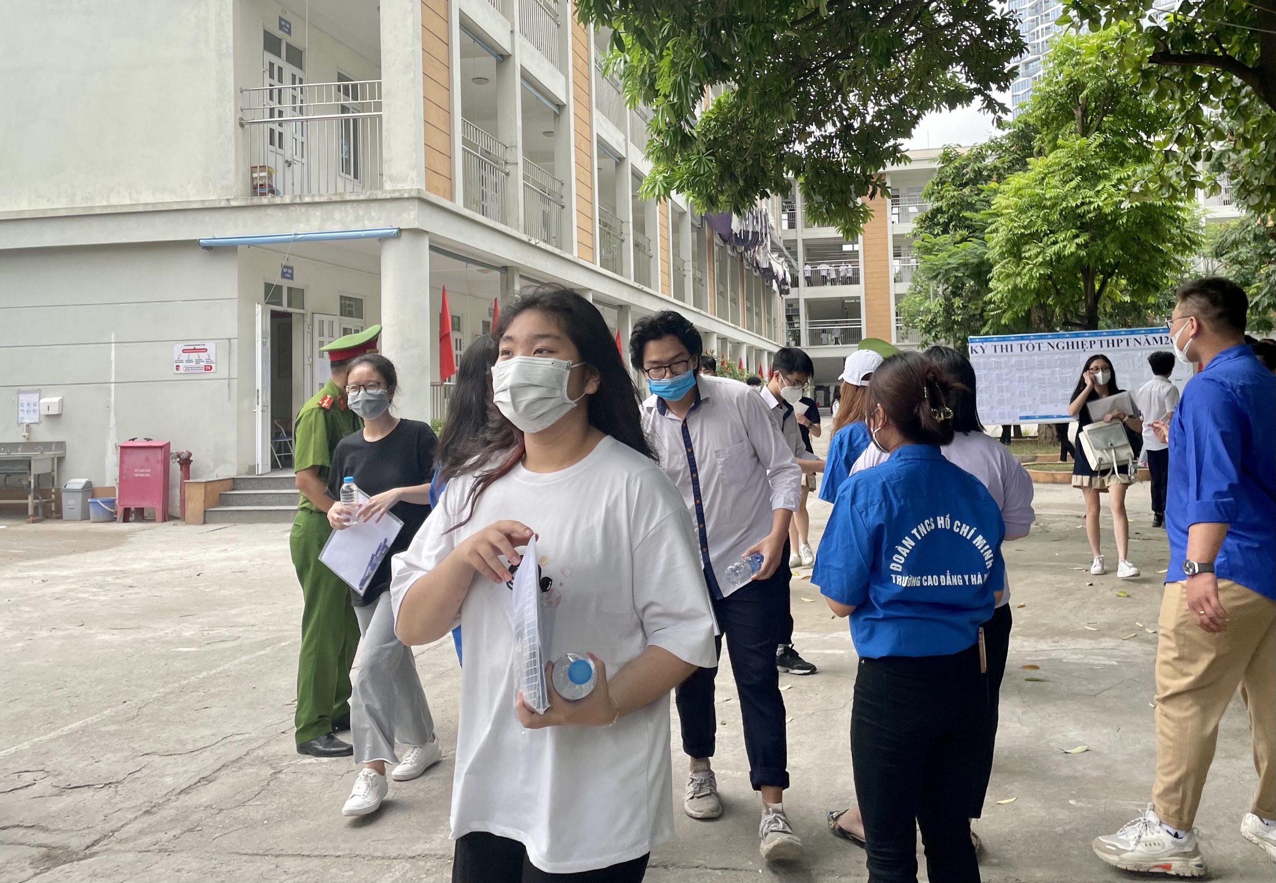 Đội hình tiếp sức cho thí sinh chuẩn bị vào phòng thi