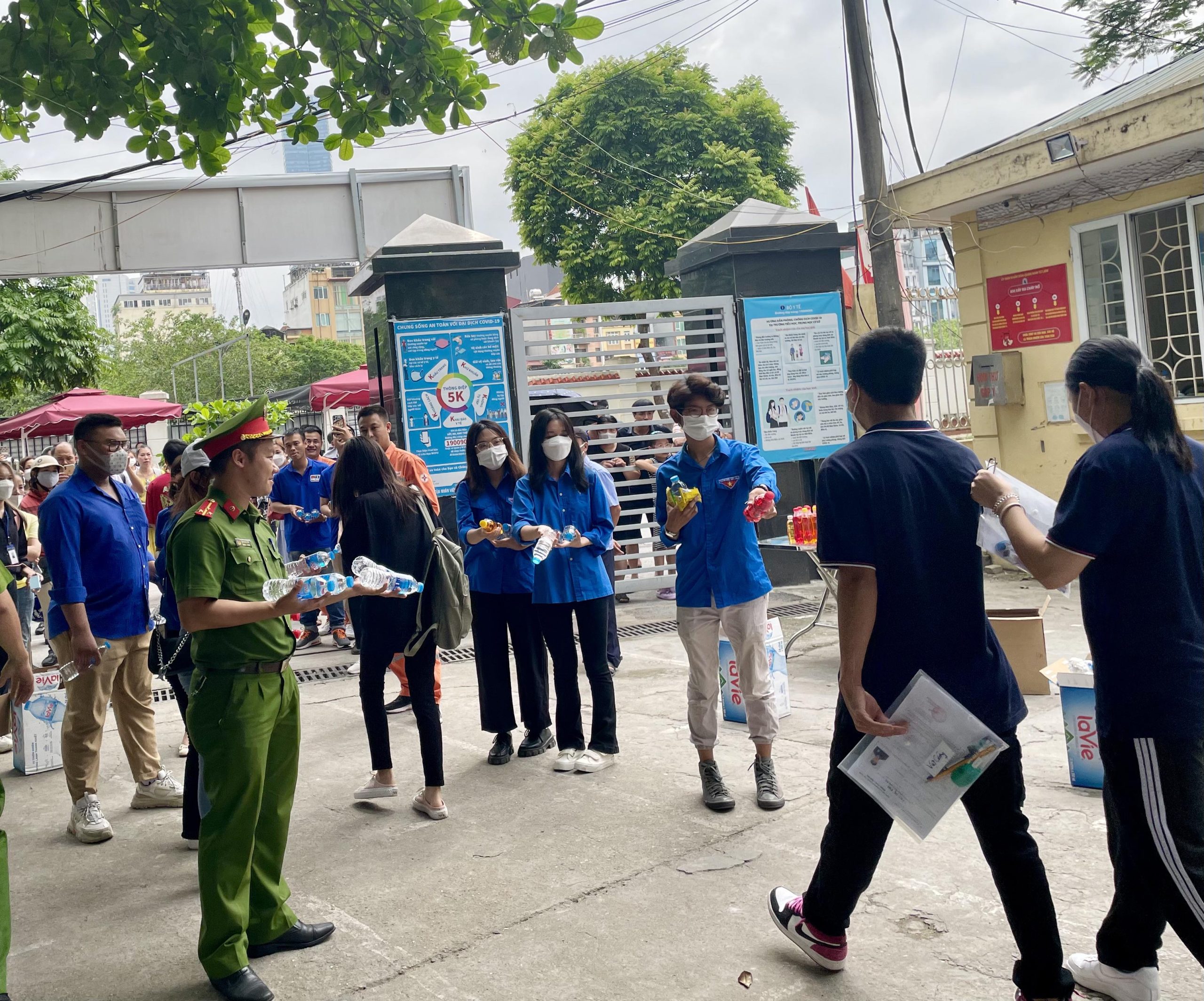 Đội hình tiếp sức cho thí sinh chuẩn bị vào phòng thi