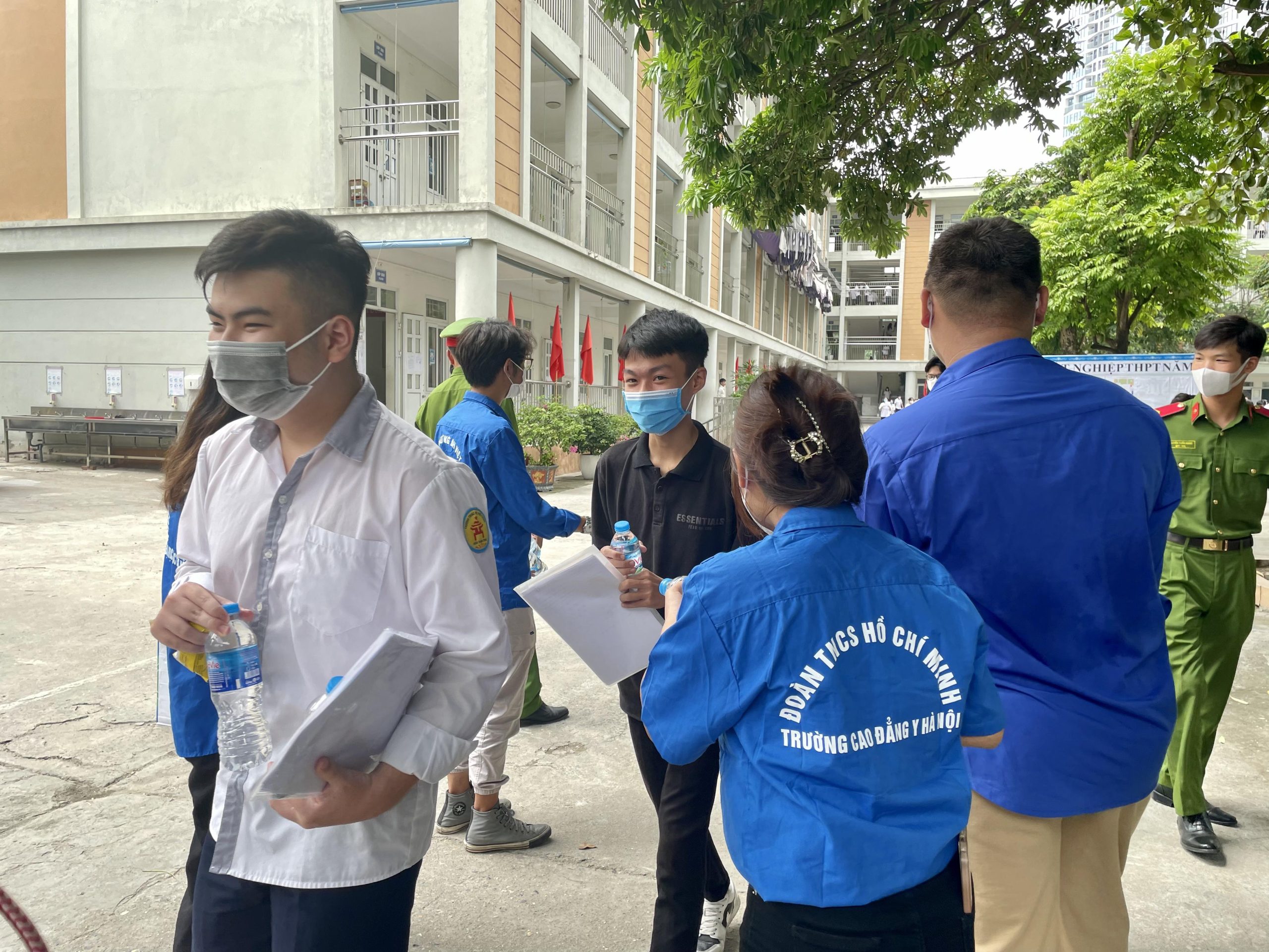 Đội hình tiếp sức cho thí sinh chuẩn bị vào phòng thi