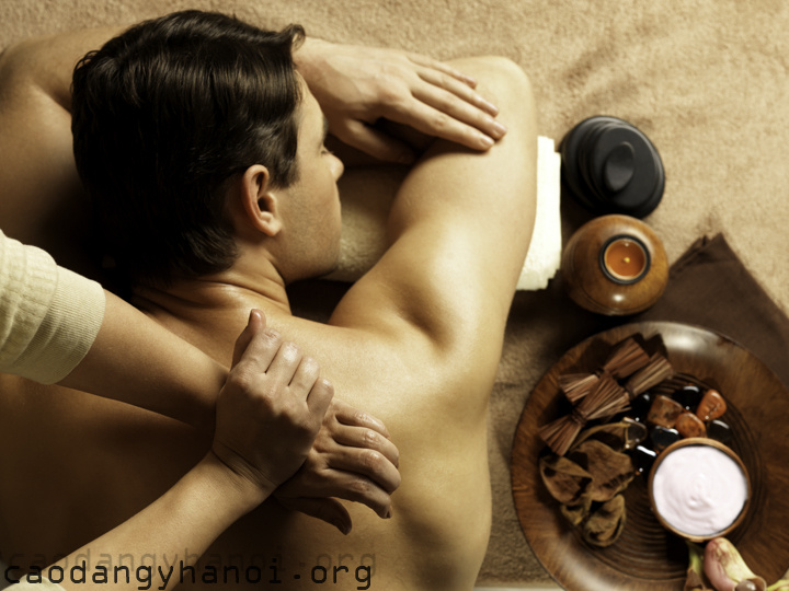 Công việc massage của kỹ thuật viên Spa