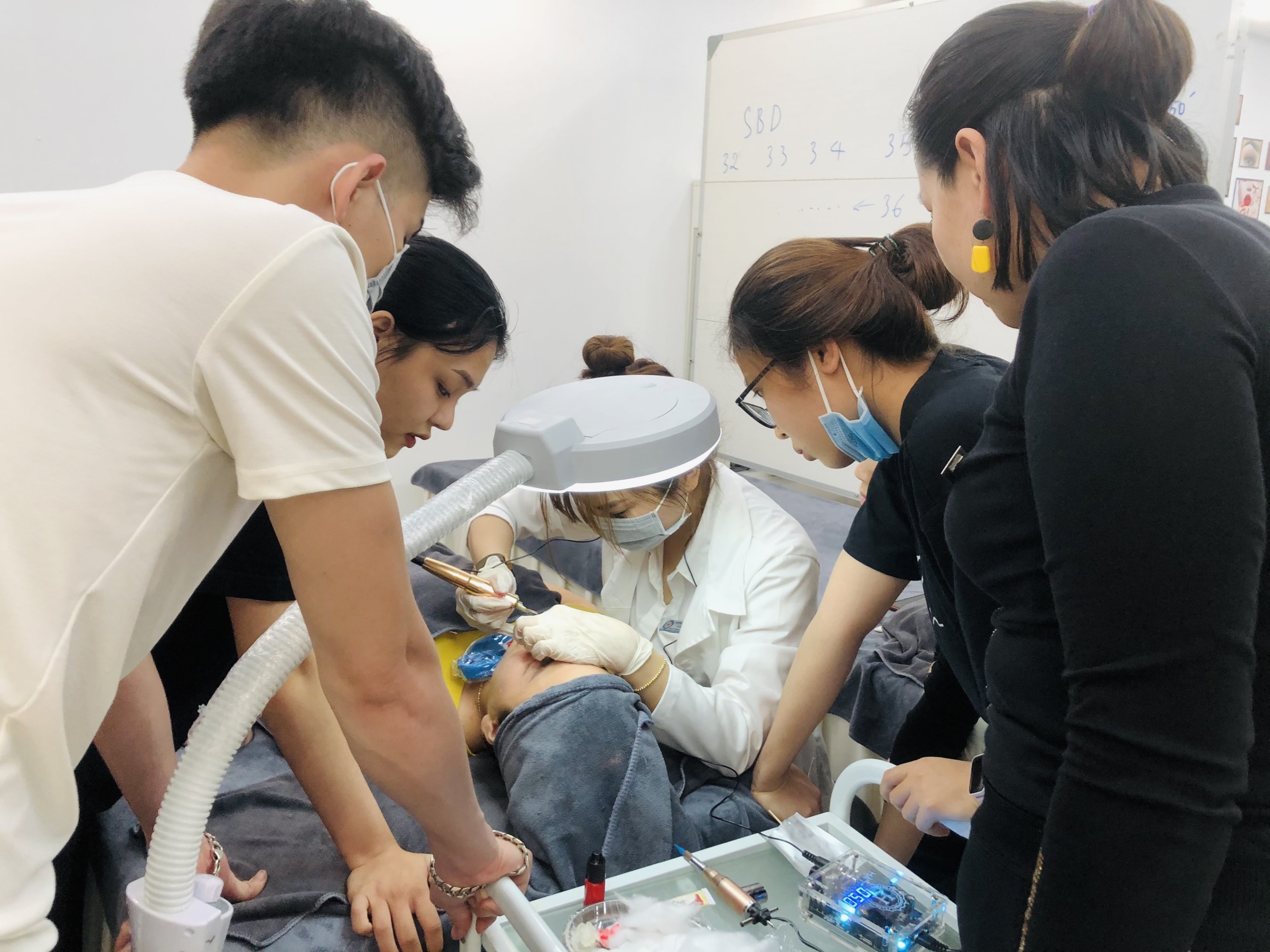 Sinh viên trong giờ thực hành ngành Chăm sóc sắc đẹp