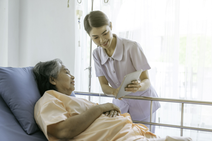 Chăm sóc người già ở viện dưỡng lão