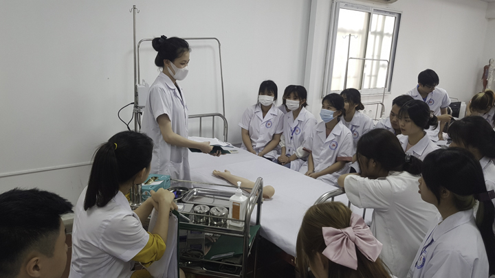 Sinh viên được giảng dạy chi tiết trước khi thực hành