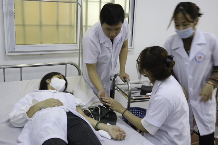 Sinh viên được giảng viên chỉ dẫn tận tình