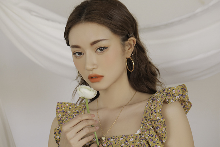 Tông màu cam san hô khác biệt nhưng không kém phần quyến rũ