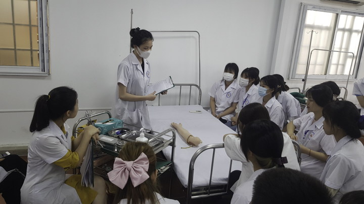 Sinh viên Điều dưỡng trong giờ thực hành tại HMC