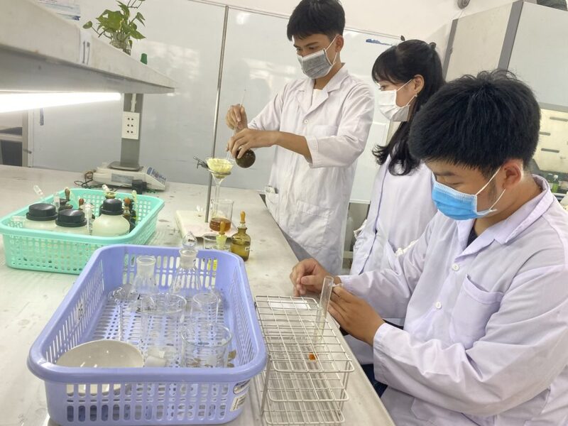 Học tại HMC sinh viên ngành Dược sẽ được thực hành liên tục