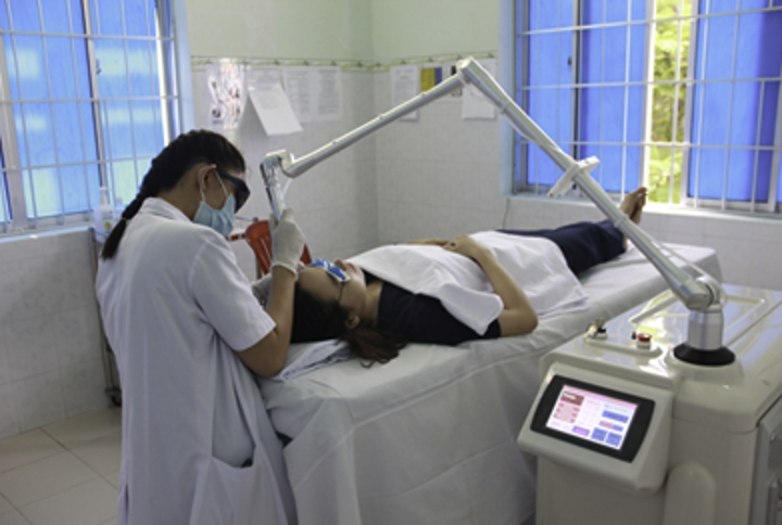 Người học được thực hành ứng dụng công nghệ Laser trên người thật