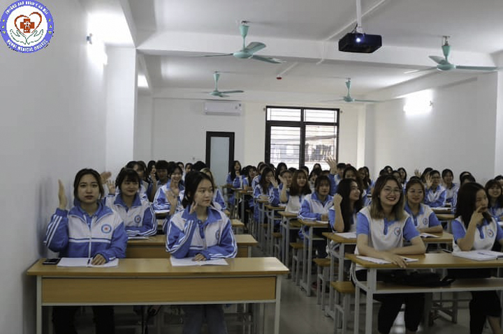 Sinh viên HMC tích cực giơ tay phát biểu, tương tác với các thầy cô