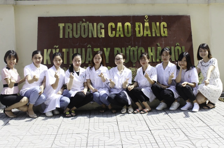 Sinh viên ngành Dược của trường Cao đẳng Kỹ thuật Y Dược Hà Nội