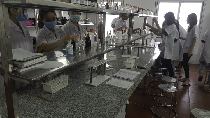 Sinh viên ngành Dược đang trong giờ thực hành tại HMC