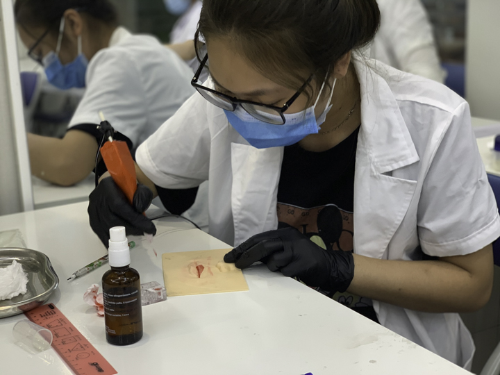Học viên được HMC đào tạo thực hành phun xăm thẩm mỹ