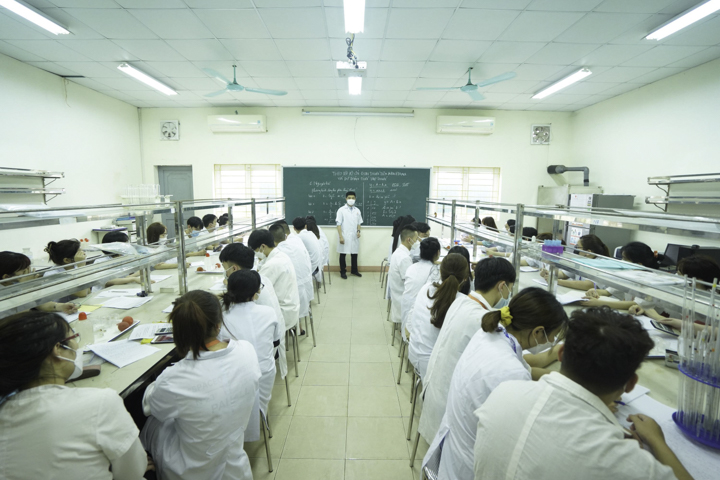 Phòng thực hành được trang bị đầy đủ cơ sở vật chất và trang thiết bị hiện đại