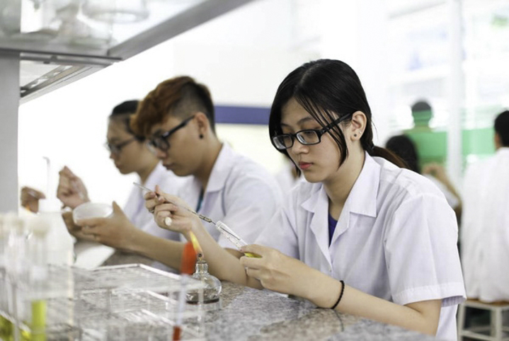 Sinh viên HMC ngành Dược được thực hành nghiên cứu hoạt chất của thuốc