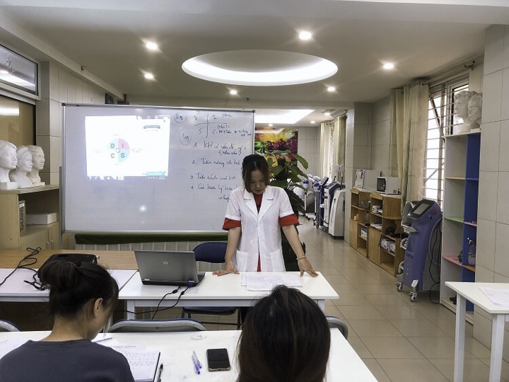 Sinh viên ngành Chăm sóc sắc đẹp được đào tạo bài bản