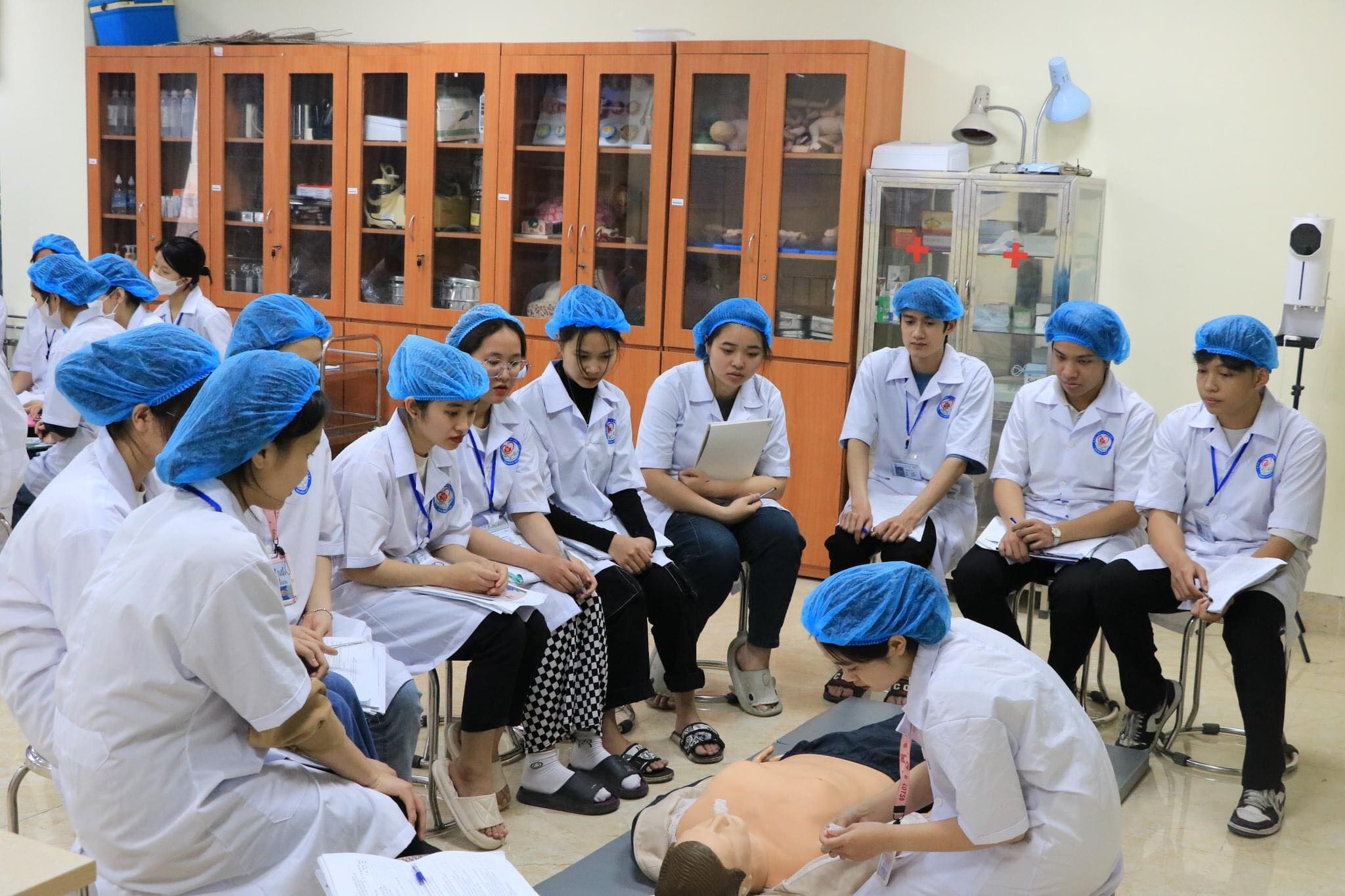 Sinh viên ngành Điều dưỡng tại HMC được thực hành thường xuyên