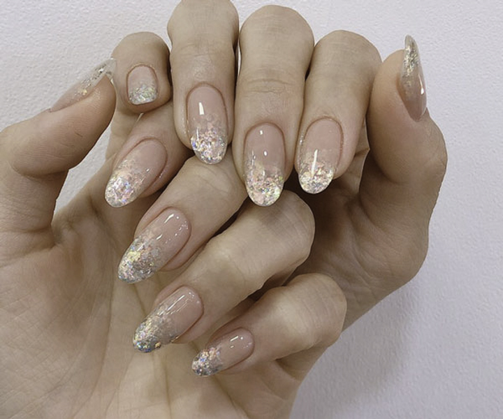 Mẫu nail kim tuyến lấp lánh phù hợp với mọi lứa tuổi