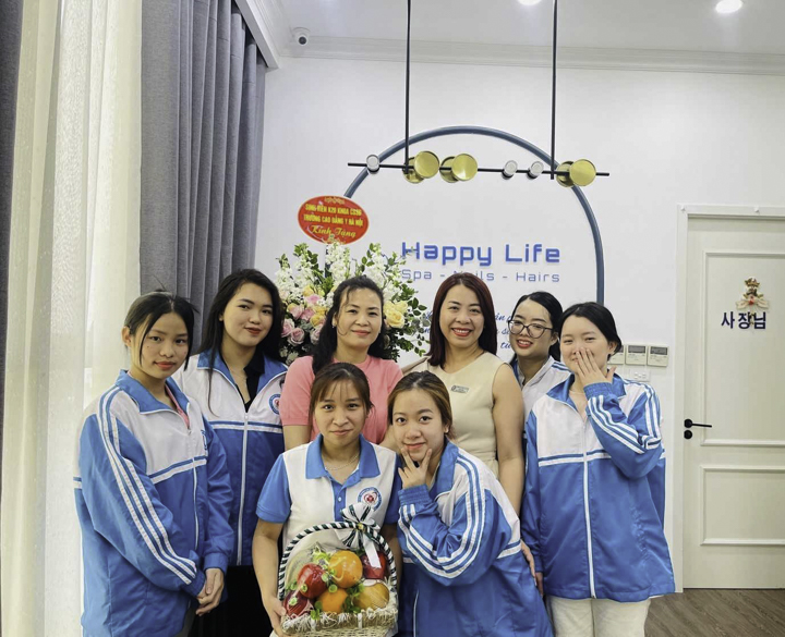 Thầy cô khoa Chăm sóc sắc đẹp đến bàn giao sinh viên thực tập tại cơ sở salon Happy Life