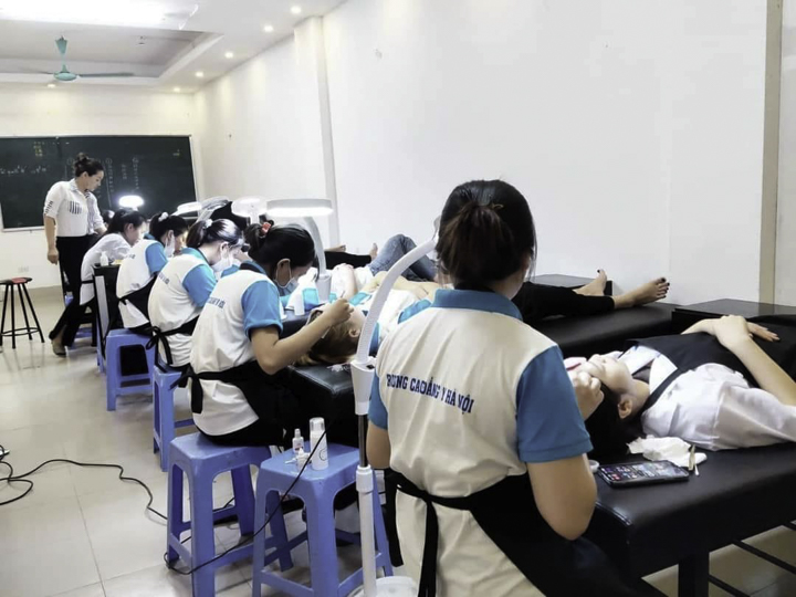 Sinh viên HMC đang thực hành chăm sóc da trên mẫu thật